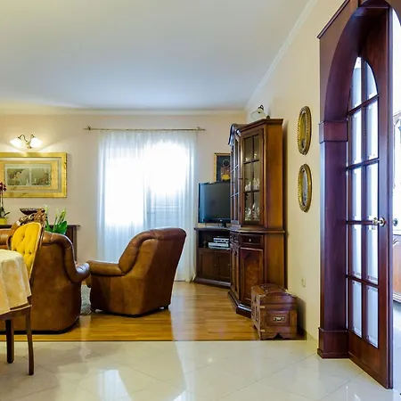 Paco - Three-bedroom With Balcony And Sea View Apartment