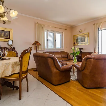 아파트 Paco - Three-bedroom With Balcony And Sea View