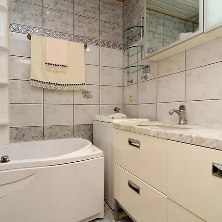 Paco - Three-bedroom With Balcony And Sea View 아파트